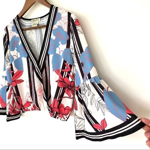 Flying Tomato surplice cropped top, with 3/4 length bell sleeves - Picture 2 of 9